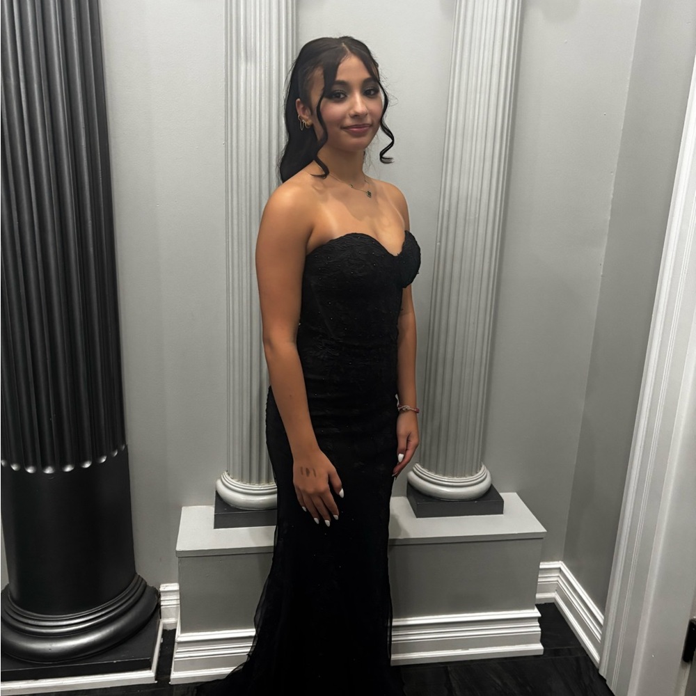 Elegant Black Strapless Dress - Picture 3 of 3
